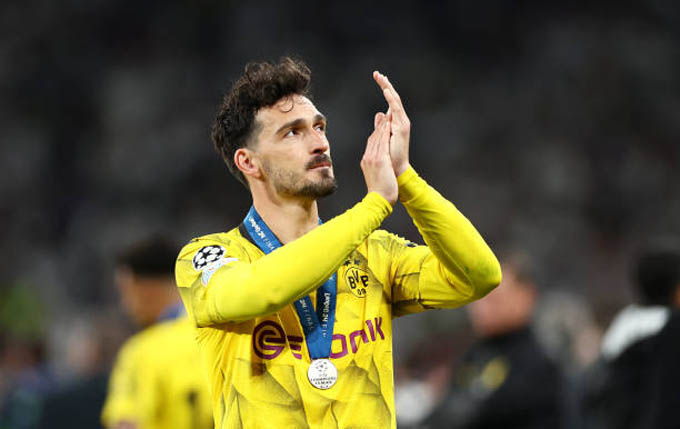 Mats Hummels: Ở tuổi 35, Hummels vẫn thể hiện phong độ tốt. Anh đã cùng Dortmund đi tới trận chung kết Champions League mùa trước. Nhưng sau mùa giải này, trung vệ kì cựu người Đức đã khăn gói rời Signal Iduna Park. Dù đã đàm phán nhiều CLB nhưng anh vẫn chưa thể tìm được bến đỗ mới.